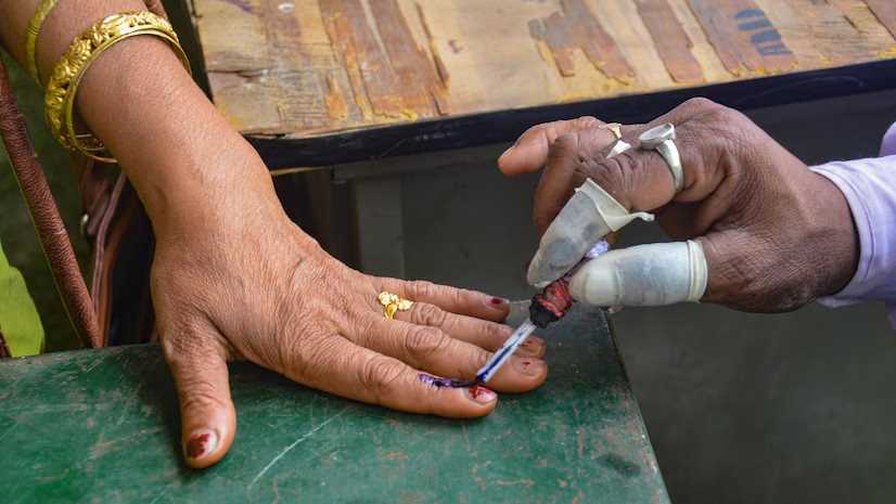 श्रीनगर लोकसभा क्षेत्र में कड़ी सुरक्षा के बीच वोटिंग जारी, मतदाताओं में उत्साह